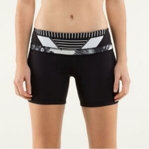 Lululemon Reverse Groove Shorts Size 4 Black Quilted Winter Floral